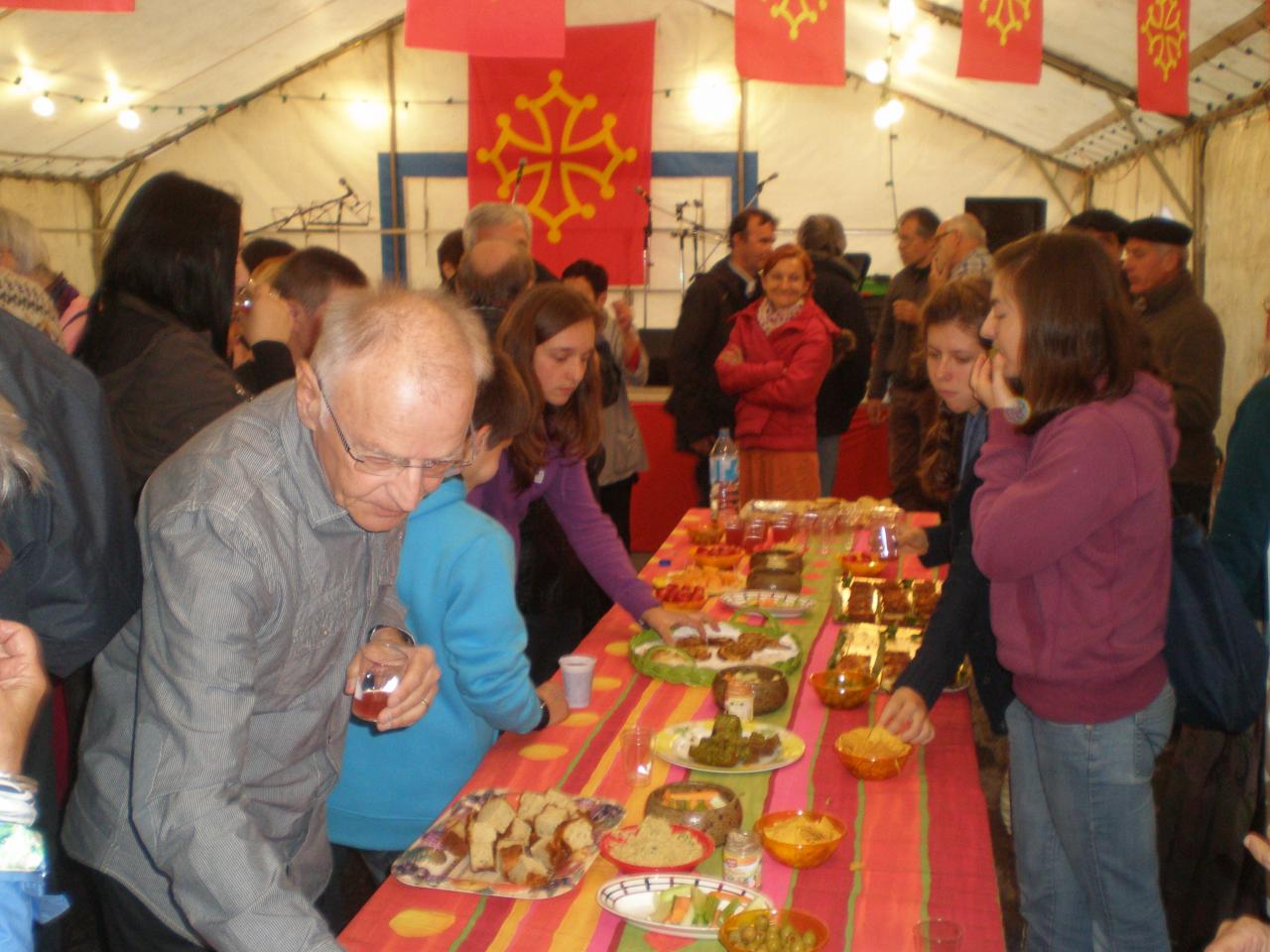 Cierp2013_Apéro coloré et convivial pour oublier une météo frisquette